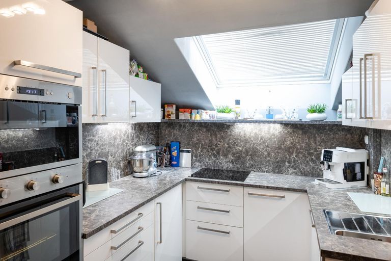 moderne Küche voll ausgestattet mit Dachfenster
