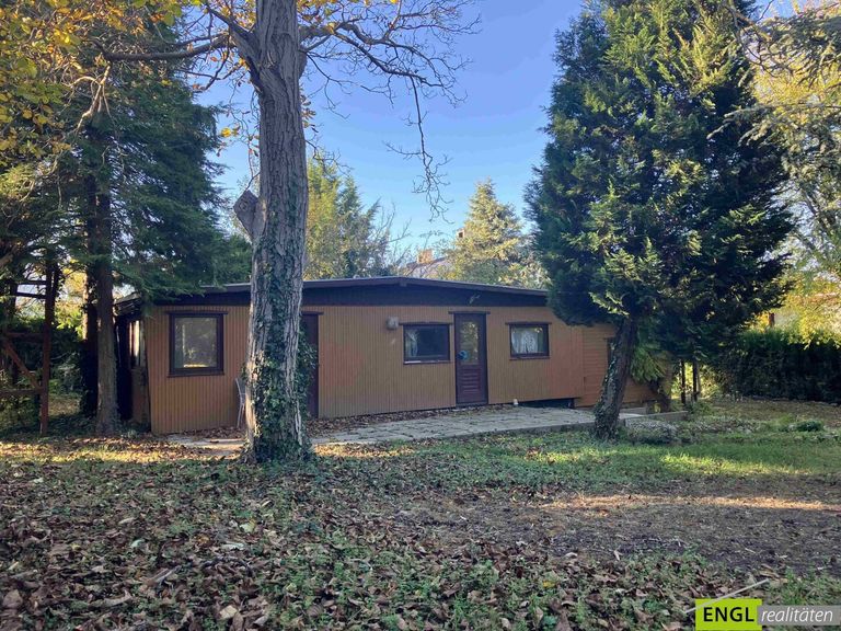 Baugrund mit Gartenhaus