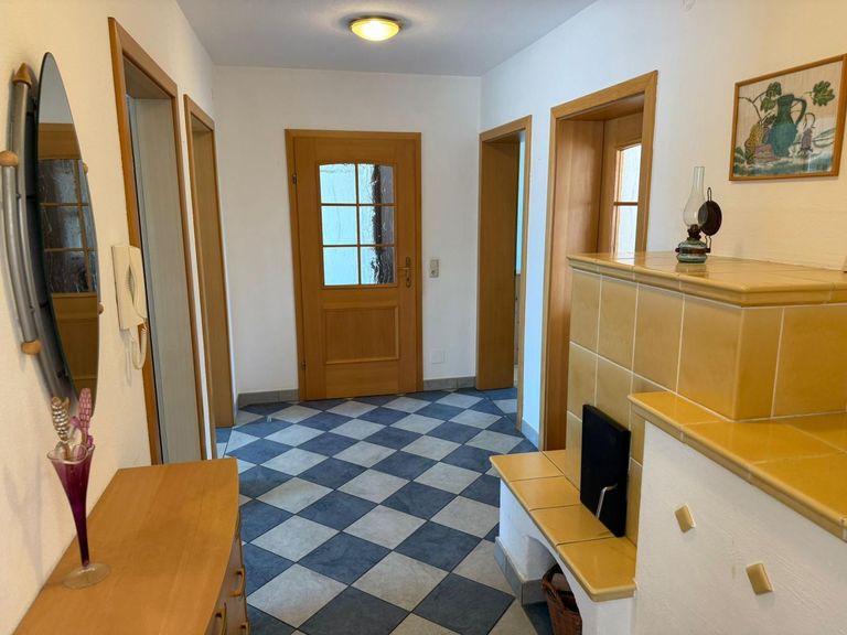 Diele mit Kachelofen - EG