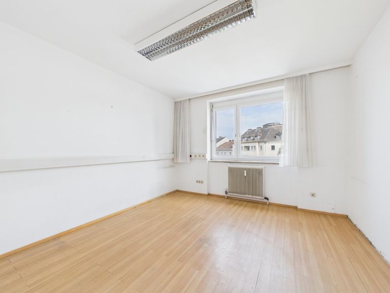 CAM04191G0-PR0053-STILL003