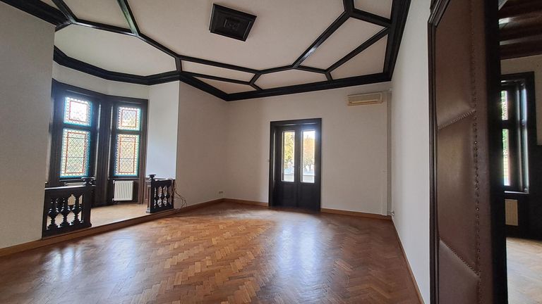 Büroraum 2 mit Erker und Ausgang auf die Loggia