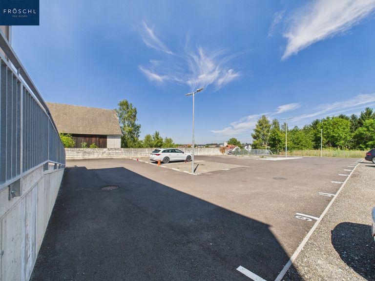 Ansicht der Abstellplätze vom Hinterausgang