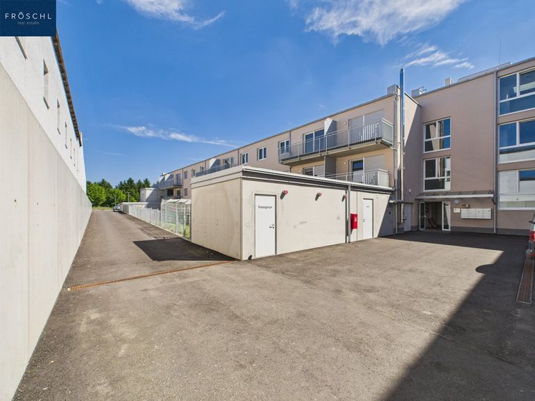 Ansicht der Einfahrt zu den Abstellplätze und dem Haupteingang