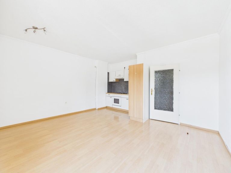 CAM04191G0-PR0056-STILL006