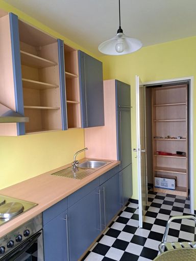 Küche mit Abstellraum