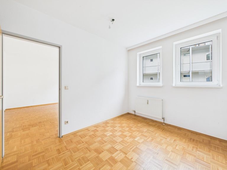 CAM04191G0-PR0057-STILL008