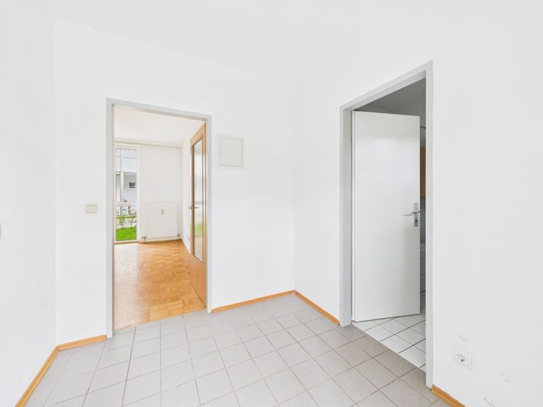 CAM04191G0-PR0057-STILL001