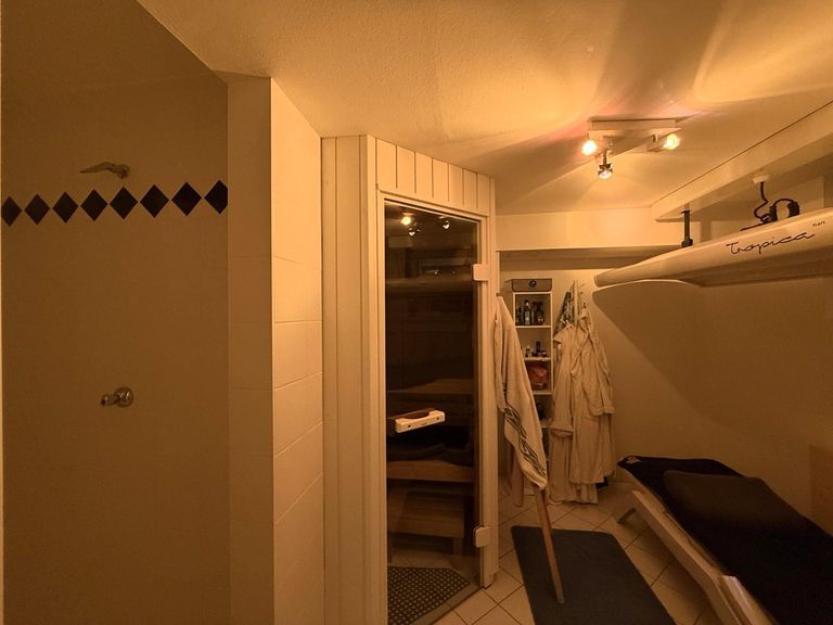 Wohnkeller / Sauna mit Dusche ( Bad 3 von 3 )