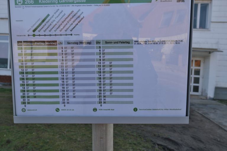 Bushaltestelle vor dem Haus