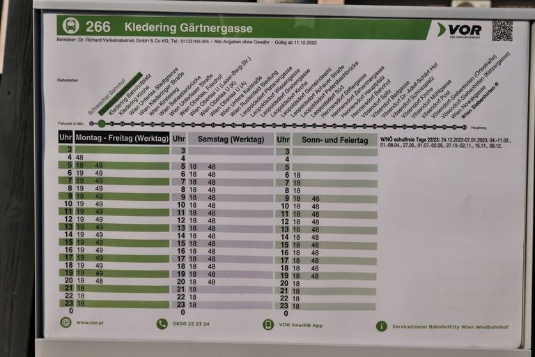 Bushaltestelle gegenüber Haus