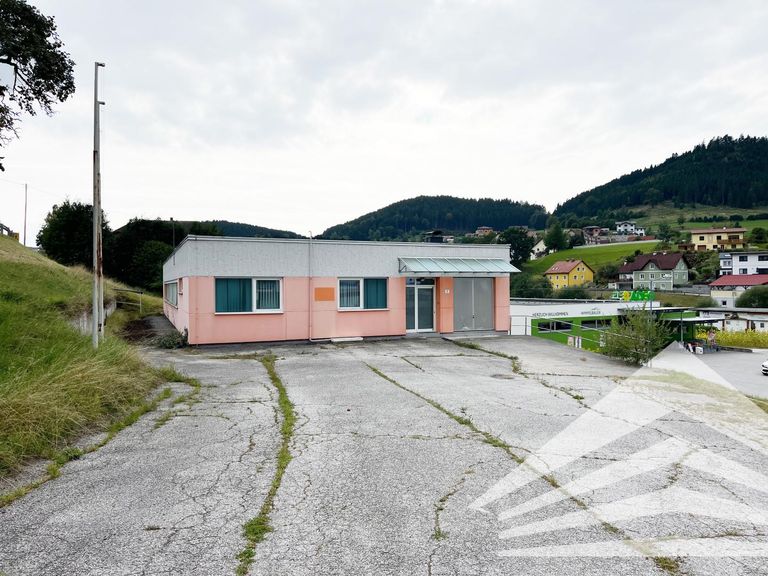 Gebäudeansicht / Parkplätze