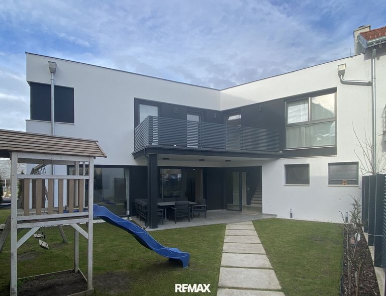 Ansicht Haus mit Garten