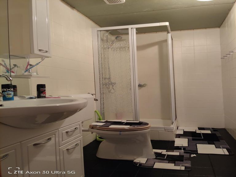 Bad/Dusche/WC zu Zimmer 5 OG