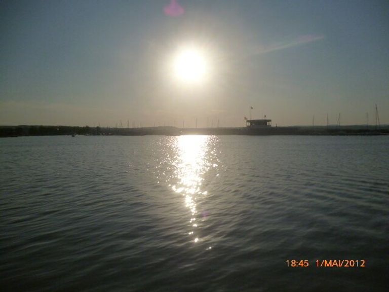 Sonnenuntergang hinter dem Yachtclub-Gebäude