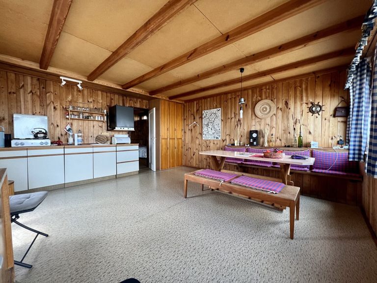 geräumige Wohnküche mit gemütlicher Ess-Ecke