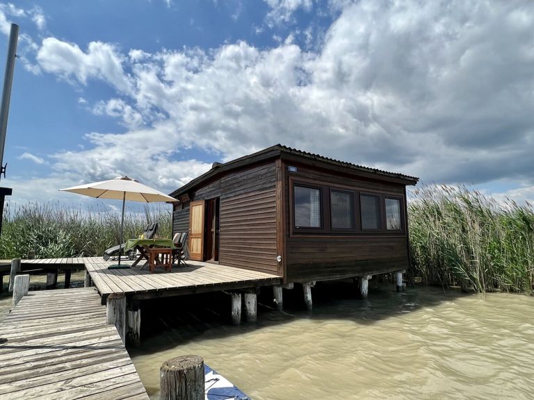 Haupthütte mit gemütlichem Sonnenplatz davor