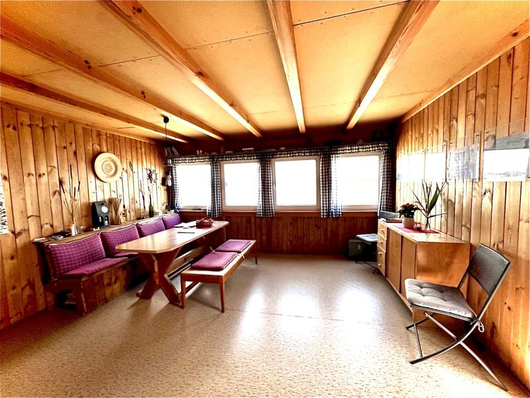 Blick vom Wohnraum auf den See