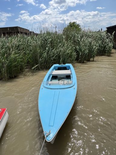 das blaue Elektroboot ist im Preis inbegriffen
