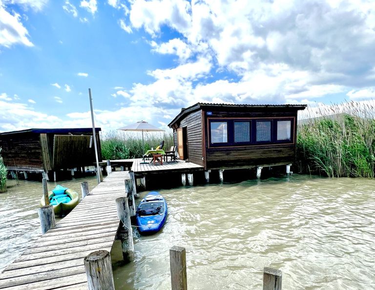 zwei Hütten - auf einem Plateau