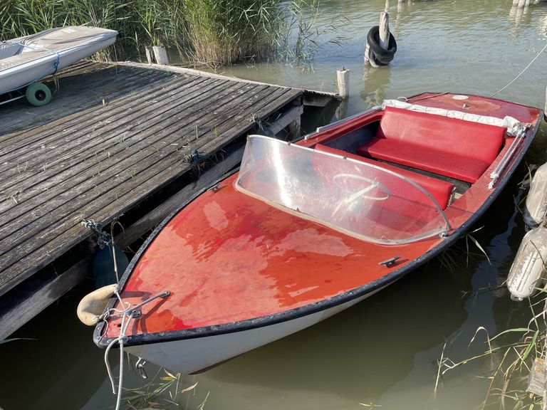 das rote Elektroboot