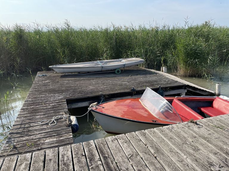 Bootsanlegeplätze hinter der Hütte