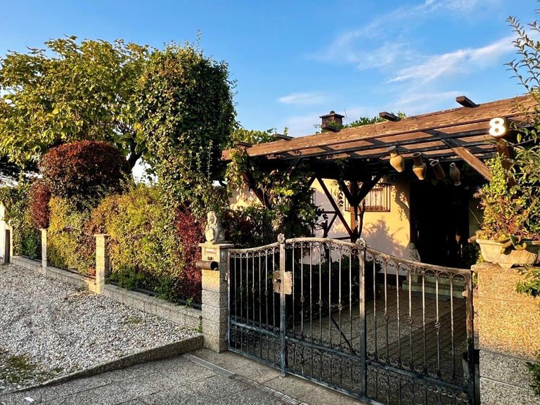 4 Haus Straßenseite Sommer