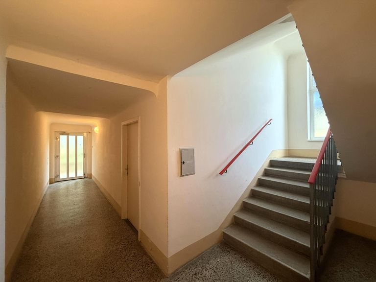 Hauseingang / Stiegenhaus / Aufgang ins EG