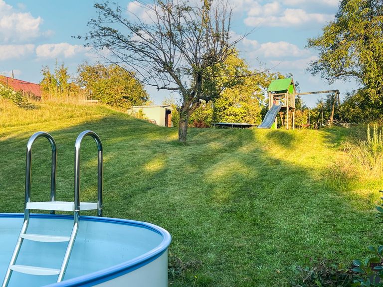 Pool und Kinderspielplatz im Garten