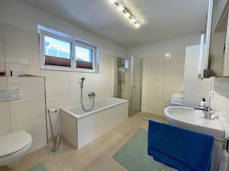 Bad mit Dusche und Badewanne - Kopie