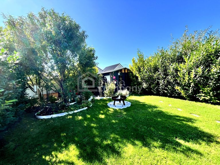 Garten mit Blick auf Feuerstelle und Hütte