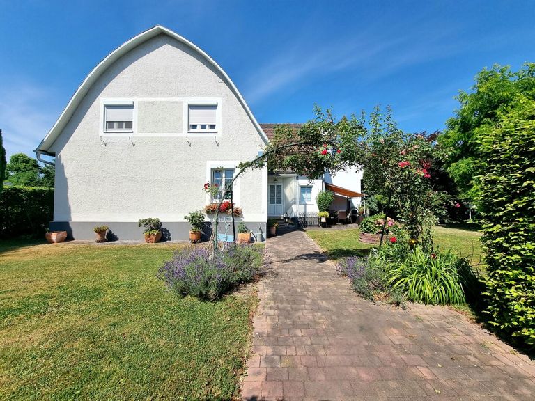 Haus- und Gartenansicht