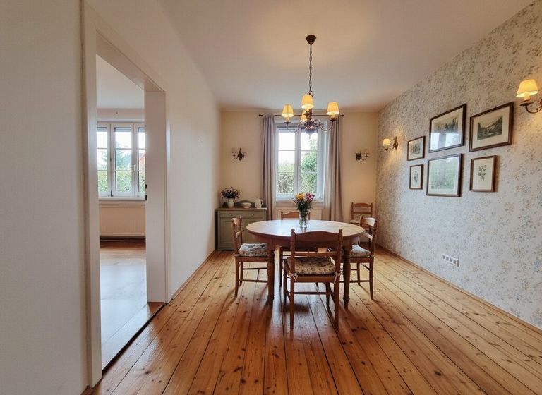 Esszimmer / KI-generierte Inhalte