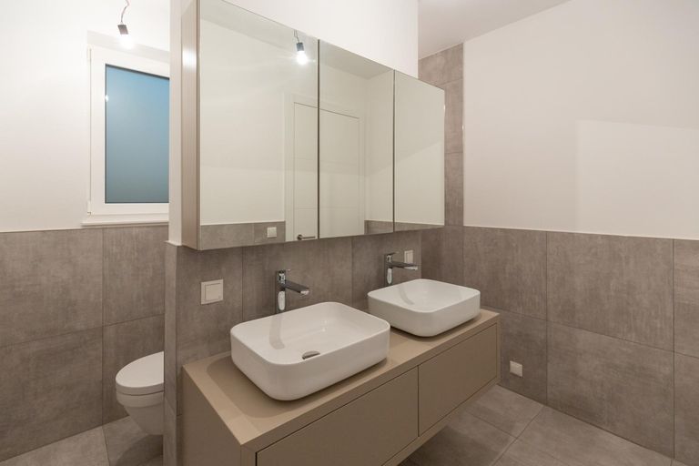 Badezimmer mit Dusche und WC