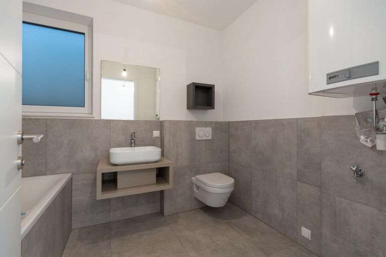 Badezimmer mit Badewanne und WC