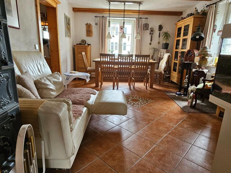 Wohn-Esszimmer mit Kachelofen