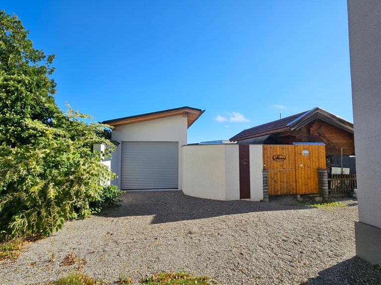 Wohnung mit Garage und Gartenhaus
