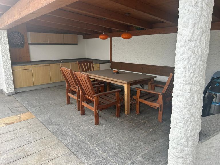 Poolhaus mit Outdoorküche