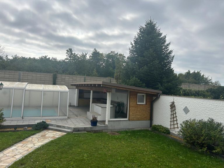 Pool mit Poolhaus und Outdoorküche