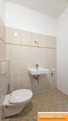 Badezimmer mit Wanne, Toilette, Handwaschbecken, Waschmaschinenanschluss