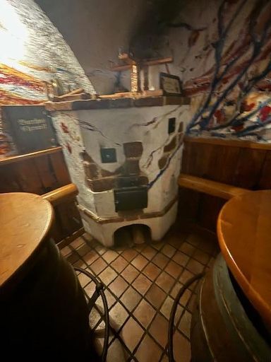 Kachelofen in der Kellerbar