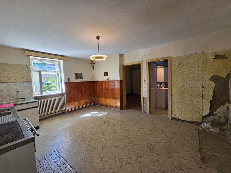 Küche Blick Richtung Speis und Badezimmer