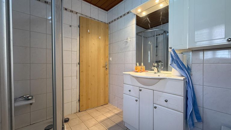 Badezimmer mit Dusche