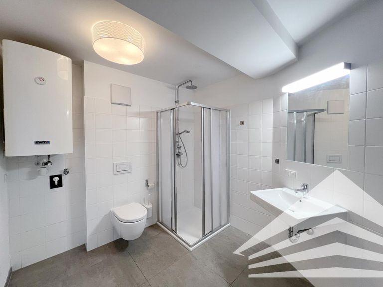 Badezimmer inkl. Wanne, Dusche und WC