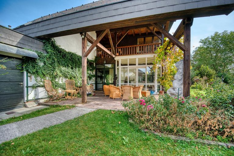 Blick zur Terrasse und Wintergarten