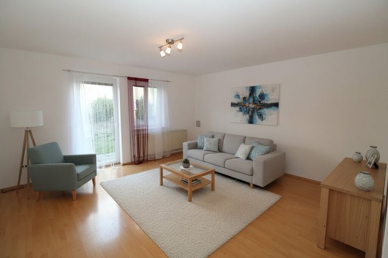 Wohnbereichsbeispiel mit Blick zum Gartenausgang: KI generiert