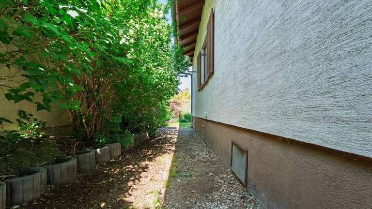 Zugang zum Hintertrakt des Gartens