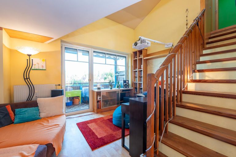 Wohnraum mit Stiege ins OG
