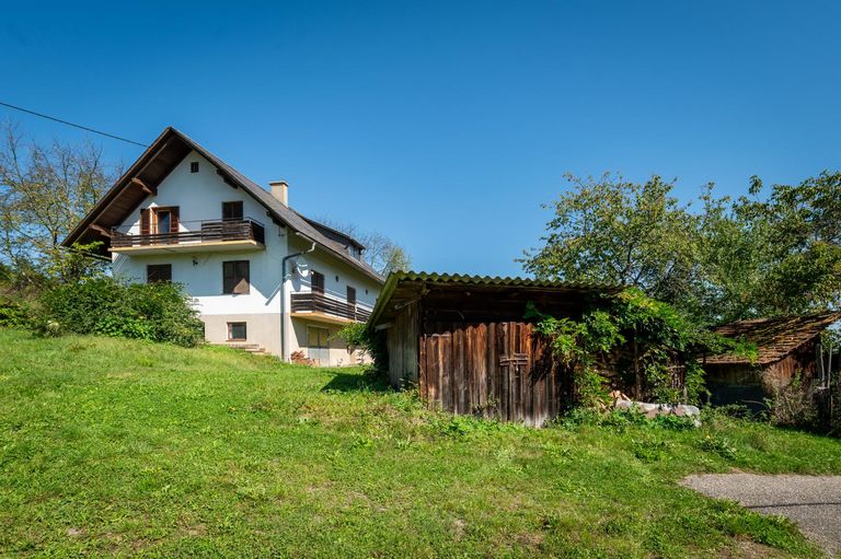 Wohnhaus mit Schuppen