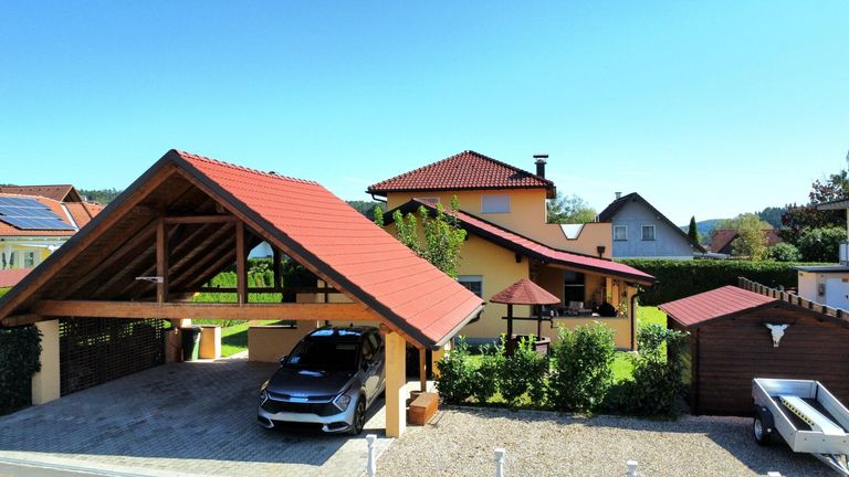 Carport und Parkplatz