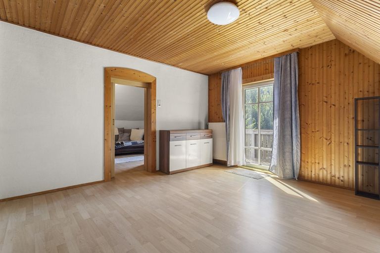 Zimmer OG mit Zugang Balkon